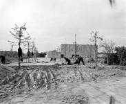 857988 Gezicht op de sporthal Hoograven (Verlengde Hoogravenseweg 203) te Utrecht, met stratenmakers tijdens de aanleg ...